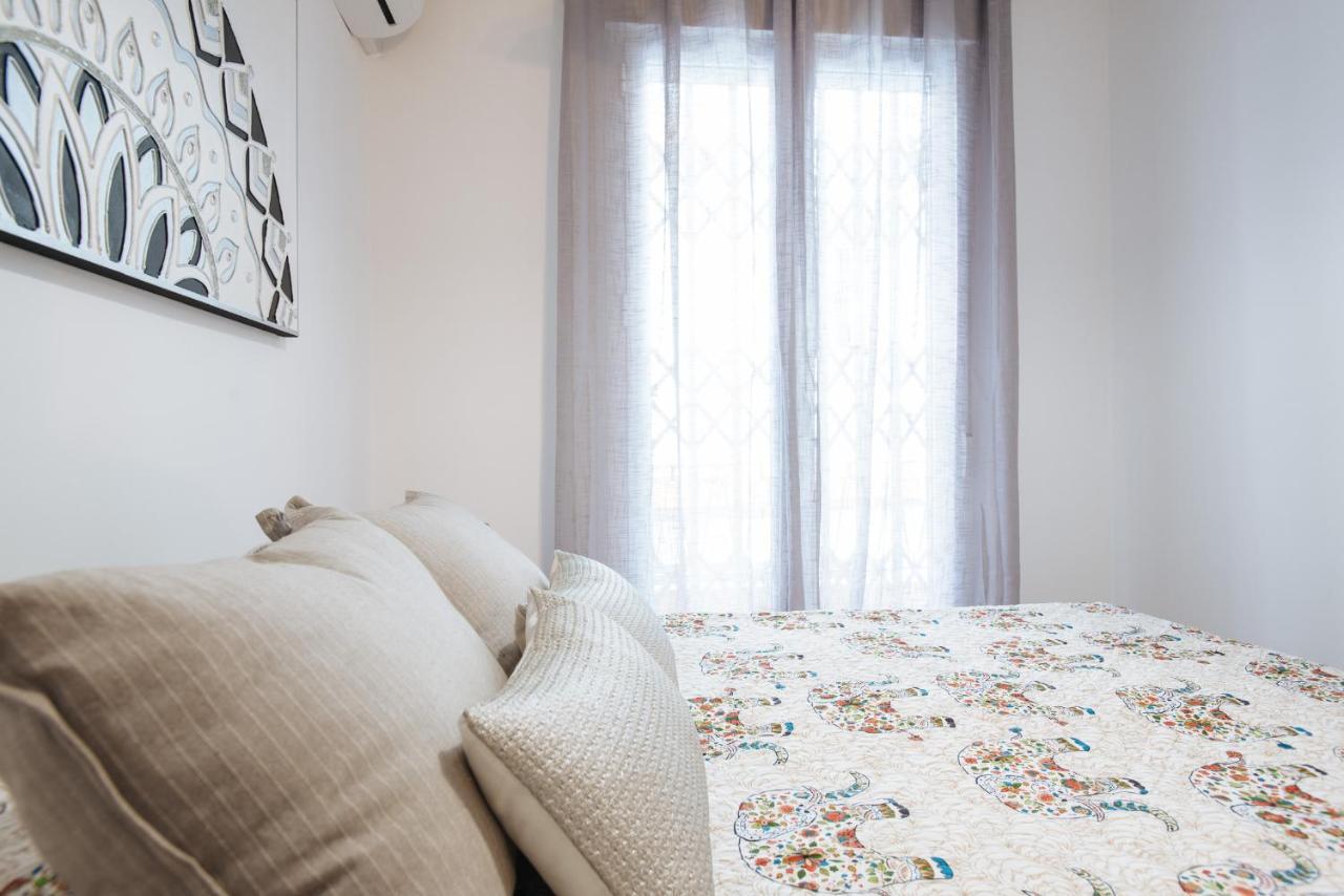 El Apartamento Del Reloj De Sol Seville Exterior photo